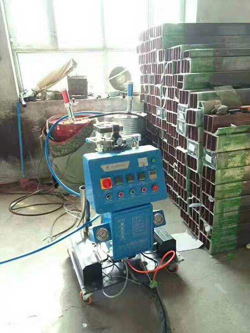 喷涂聚氨酯机器价格(图1) 高压小型喷涂聚氨酯机器施工案例