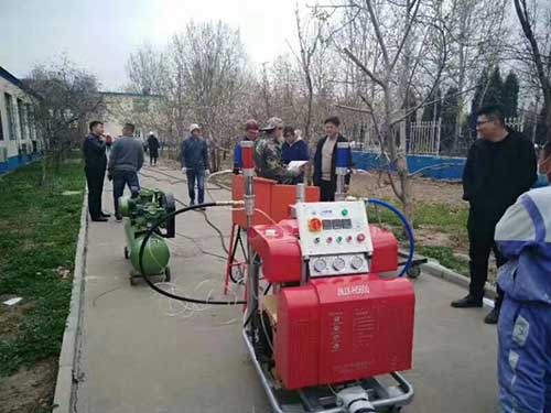 喷涂聚脲施工怎么挑选喷涂机(图1) 喷涂聚脲防水现场施工拍摄
