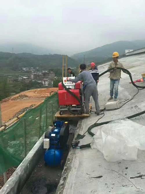 屋面防水应用喷涂聚脲喷涂材料应当如何施工?(图1) 别墅屋面聚脲防水施工现场