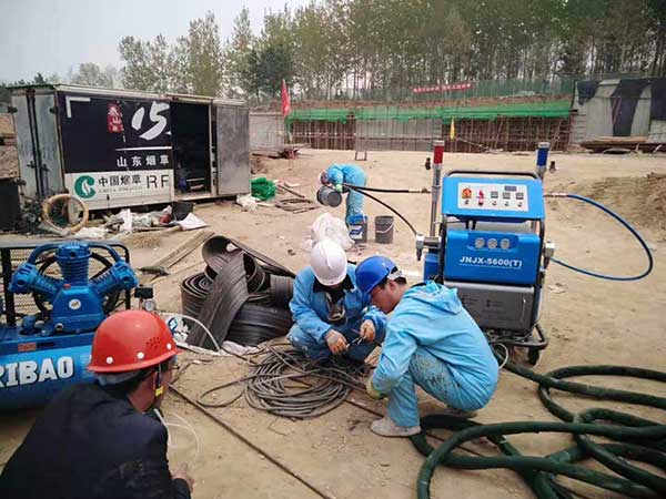 聚脲喷涂机H5600(T)型(图1) H5600(T)型聚脲喷涂机安装调试